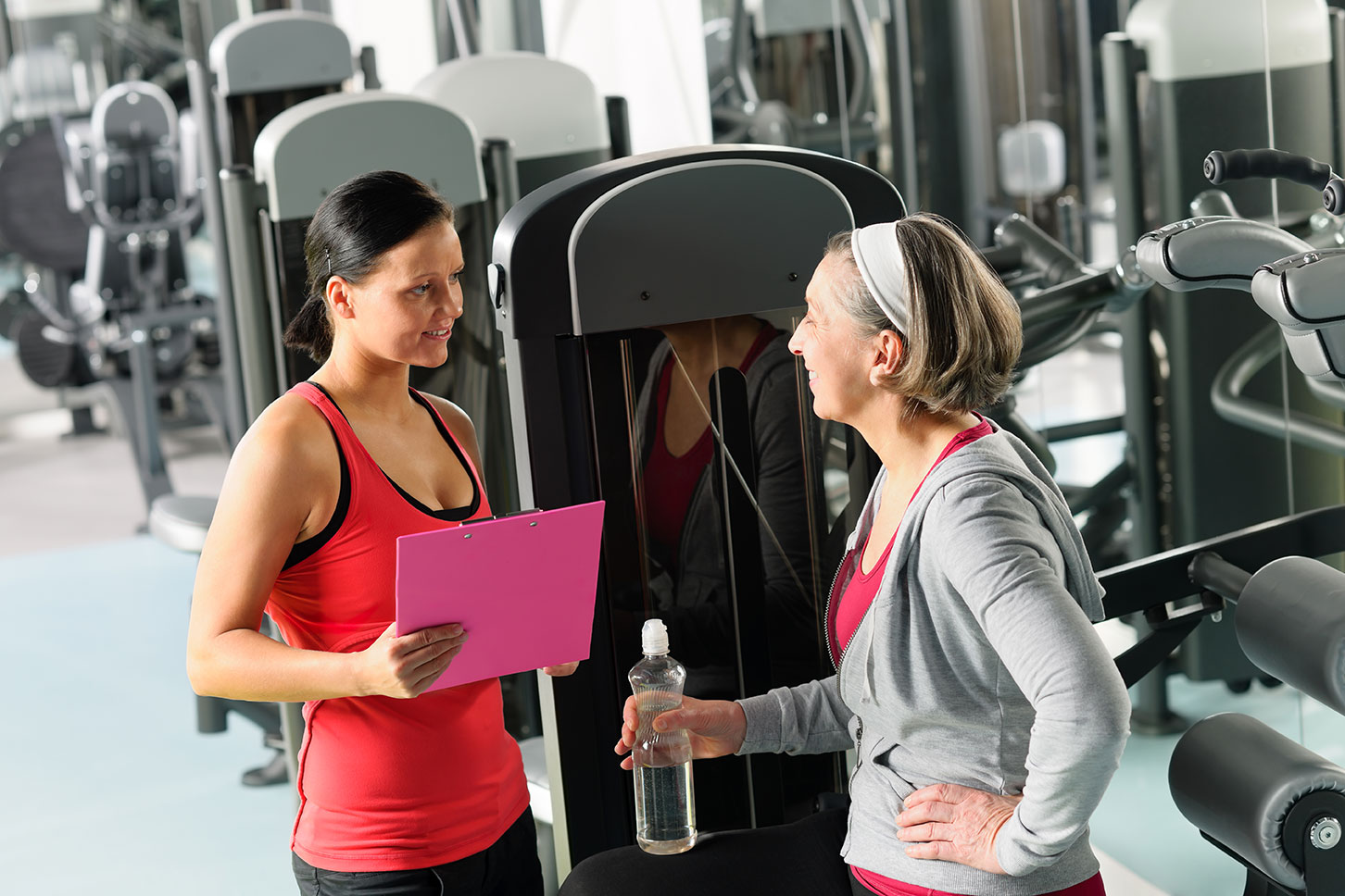 Female-Trainer-and-client-at-gym